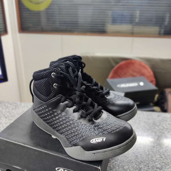 And 1 original unused basket ball shoes for kids - Picture 3 of 5